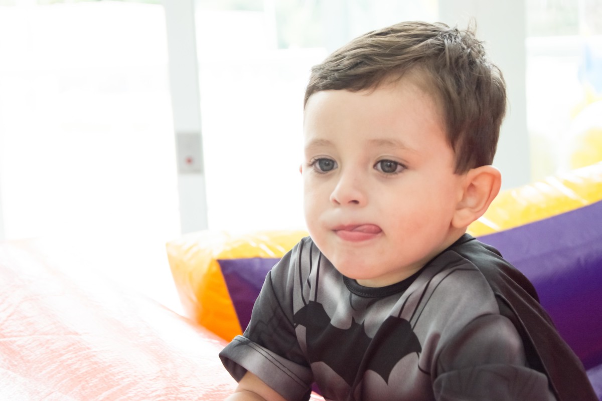 aniversario infantil em aruja, sp, criança mostrando a lingua