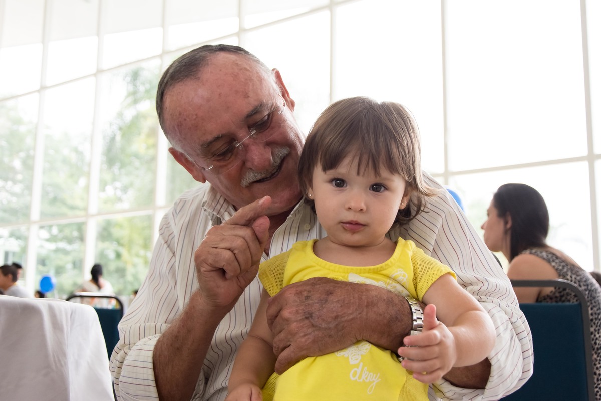 aniversario infantil em aruja, sp, criança e avô