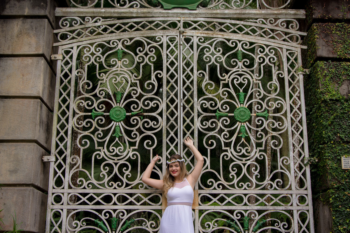 Book 15 anos da modelo e atriz Mayara Rosa fotografada no portão do Jardim Botânico de São Paulo pela fotografa Paty Ramalho - Ensaio Debutante SP