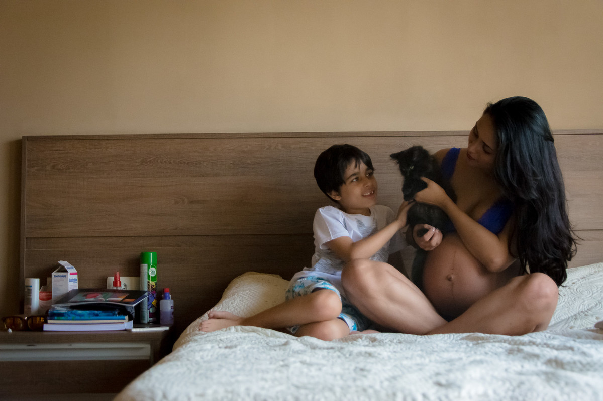 Gestante - ensaio gestante em casa - ensaio gestante lifestyle - ensaio gestante sp - gestante sp - filhote de gato - irmão mais velho