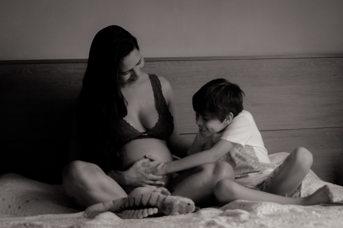 Gestante - ensaio gestante em casa - ensaio gestante lifestyle - ensaio gestante sp - gestante sp - gestante na cama - gravida - irmão mais velho - irmão