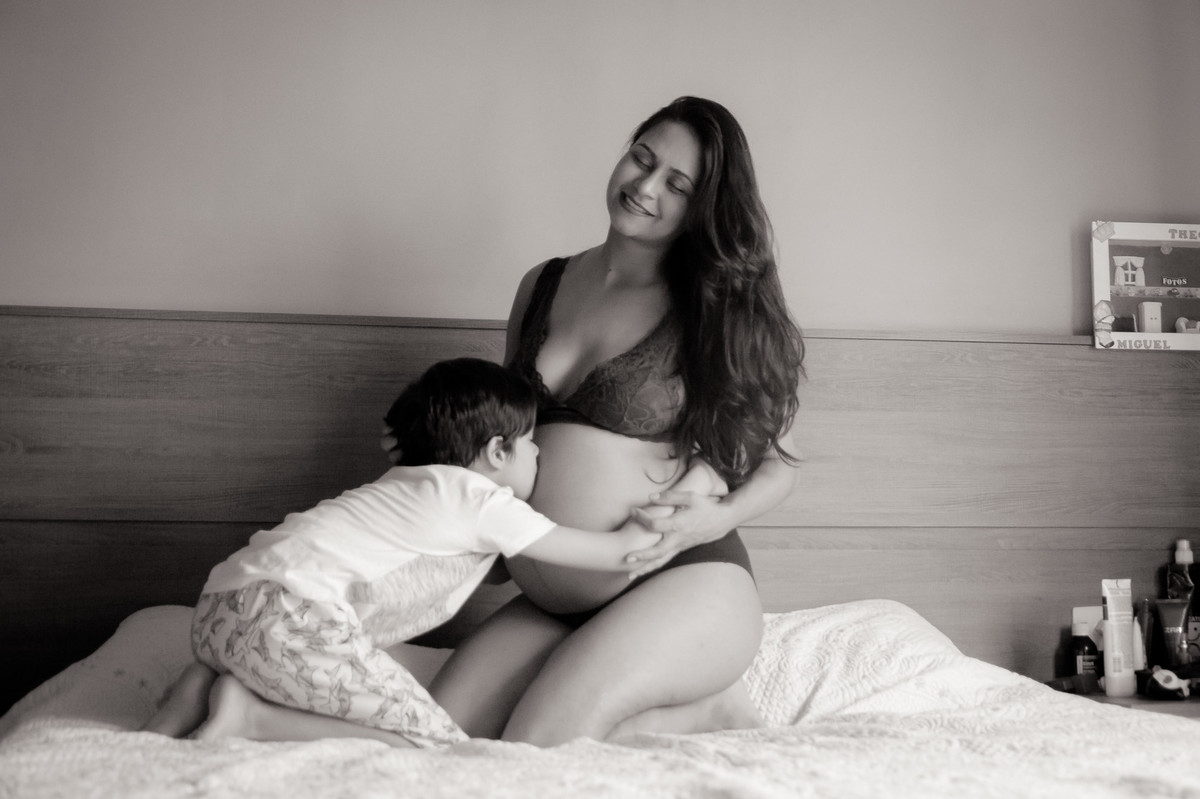 Gestante - ensaio gestante em casa - ensaio gestante lifestyle - ensaio gestante sp - gestante sp - irmão mais velho - irmão carinhoso - gestante na cama