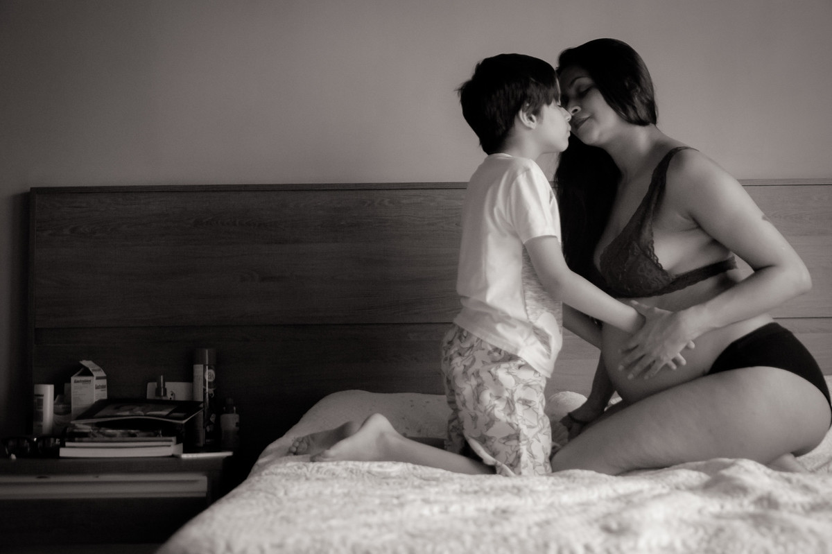 Gestante - ensaio gestante em casa - ensaio gestante lifestyle - ensaio gestante sp - gestante sp - carinho de irmão - irmão mais velho