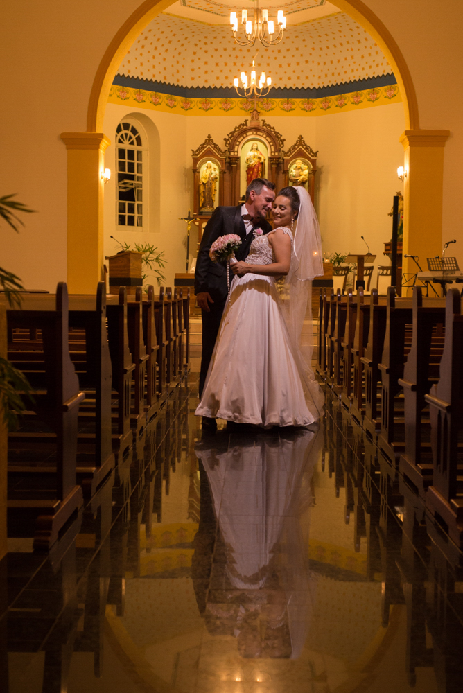 Casal na igreja