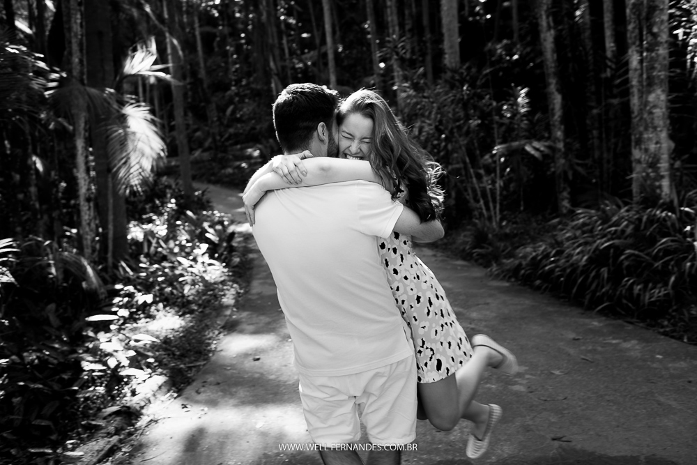 noivo girando sua namorada em foto preto e branco