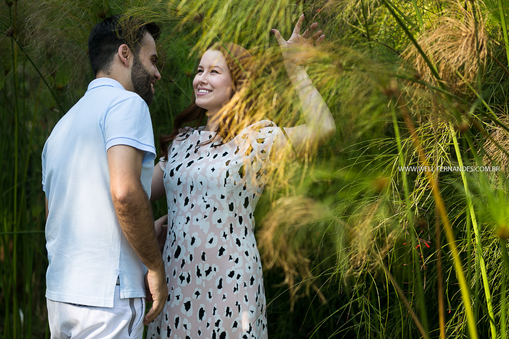noiva e noivo entre inda palantas amareladas