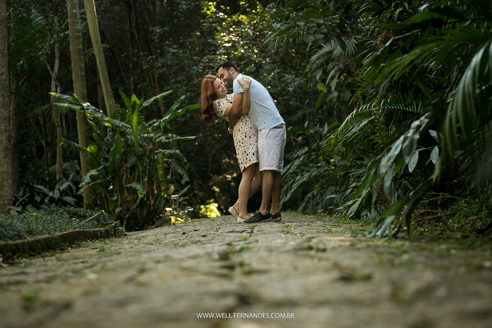 abraço forte entre um casal apaixonado