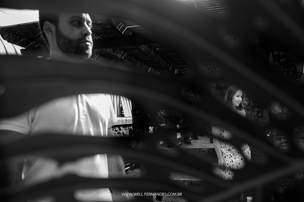 noivo e noiva olhando para o horizonte entre as folhas