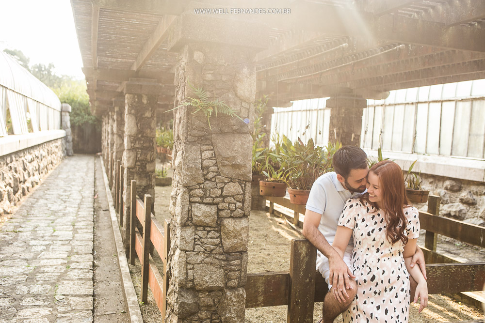 casal apaixonados no fim de tarde com reflexo do sol