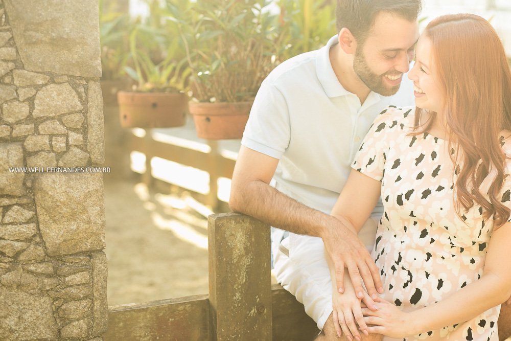 olhares apaixonados dos noivos no fim da tarde