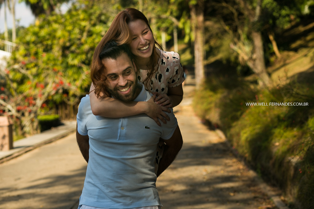 noiva subindo nas costas do noivo feliz