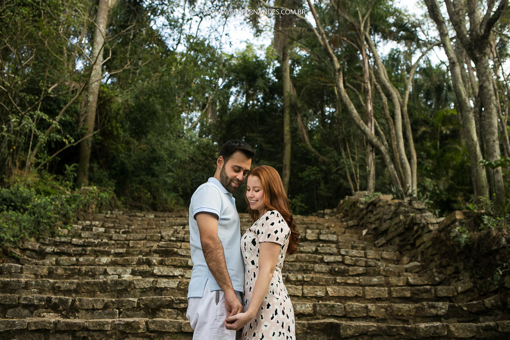 noiva e noivo se abraçando nas escadas dos jardim botânico
