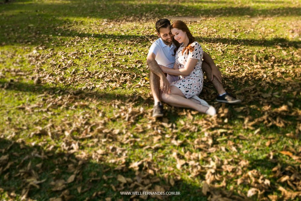 noivo e noiva se abraçando sentados aos raios de sol