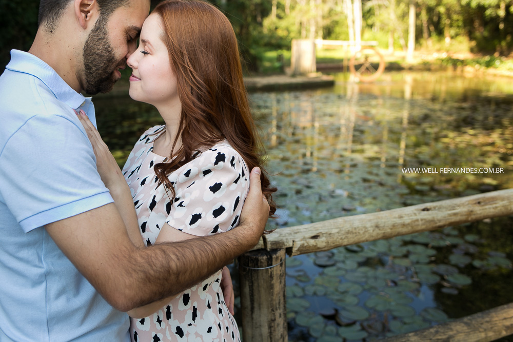 casal se amando em frente ao lago no por do sol