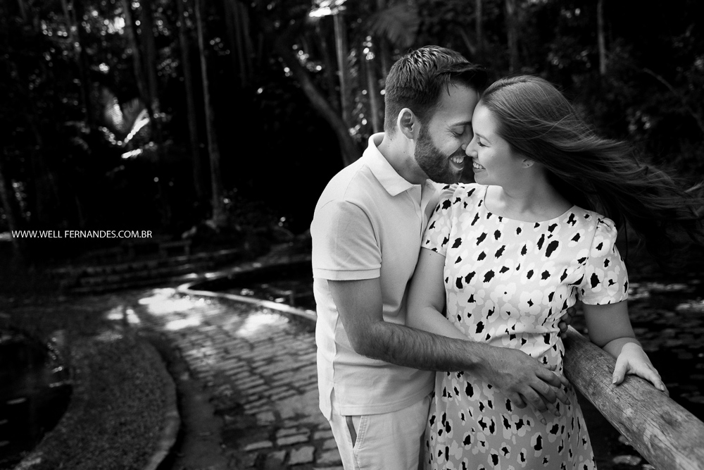 noiva e noivo em momento de carinho e vento