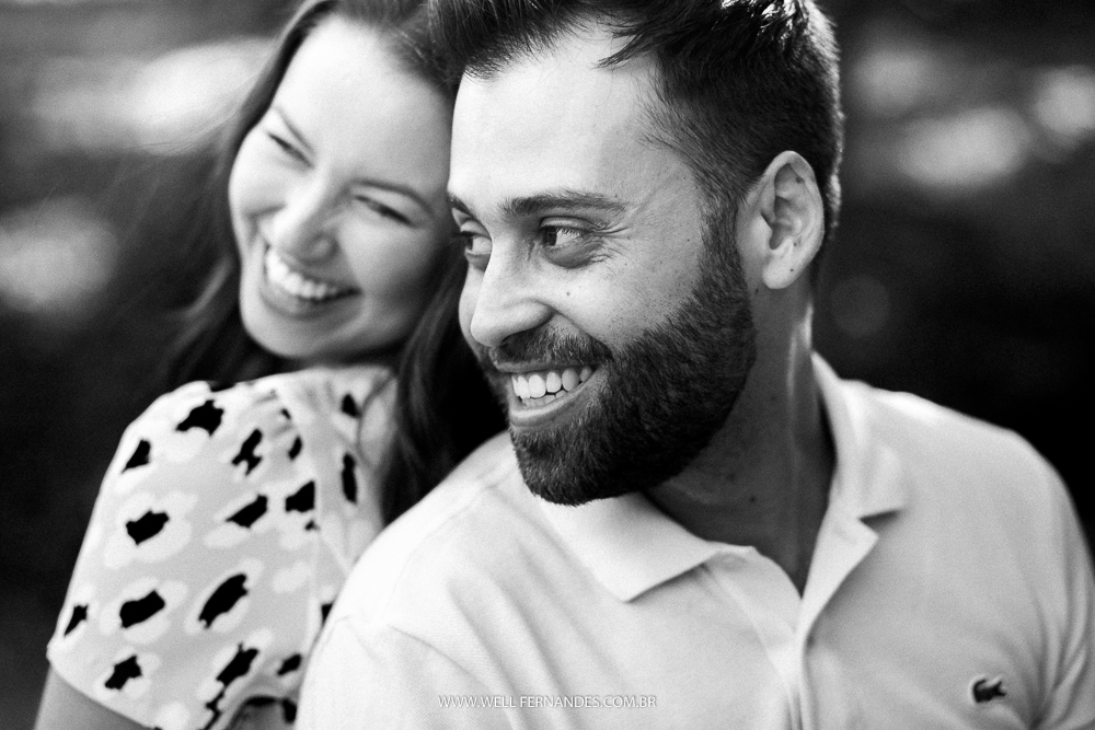 retrato preto e branco de um casal apaixonado