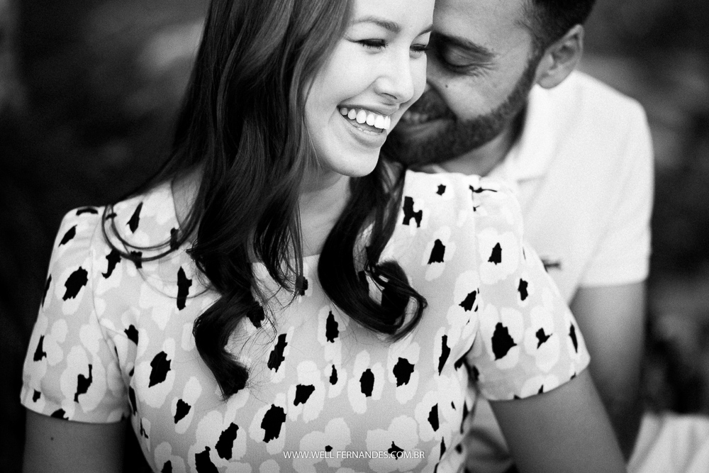 foto linda de p&B de um casal sorridente