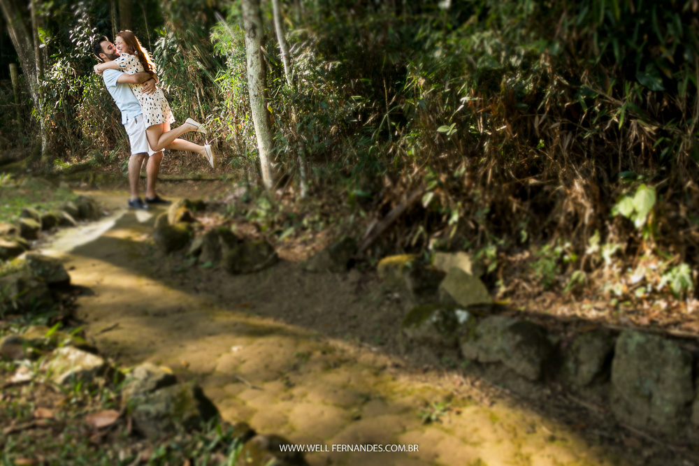 noiva sendo girada pelo noivo