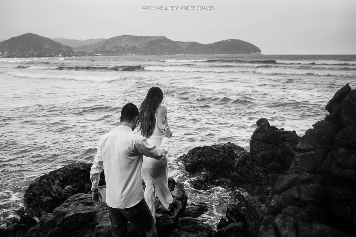 casal de noivos caminhando cobre as águas preto e branco
