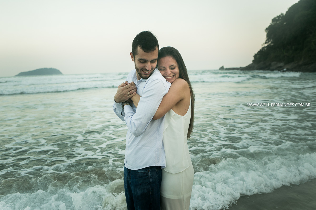 um abraço apertado da noiva a beira mar