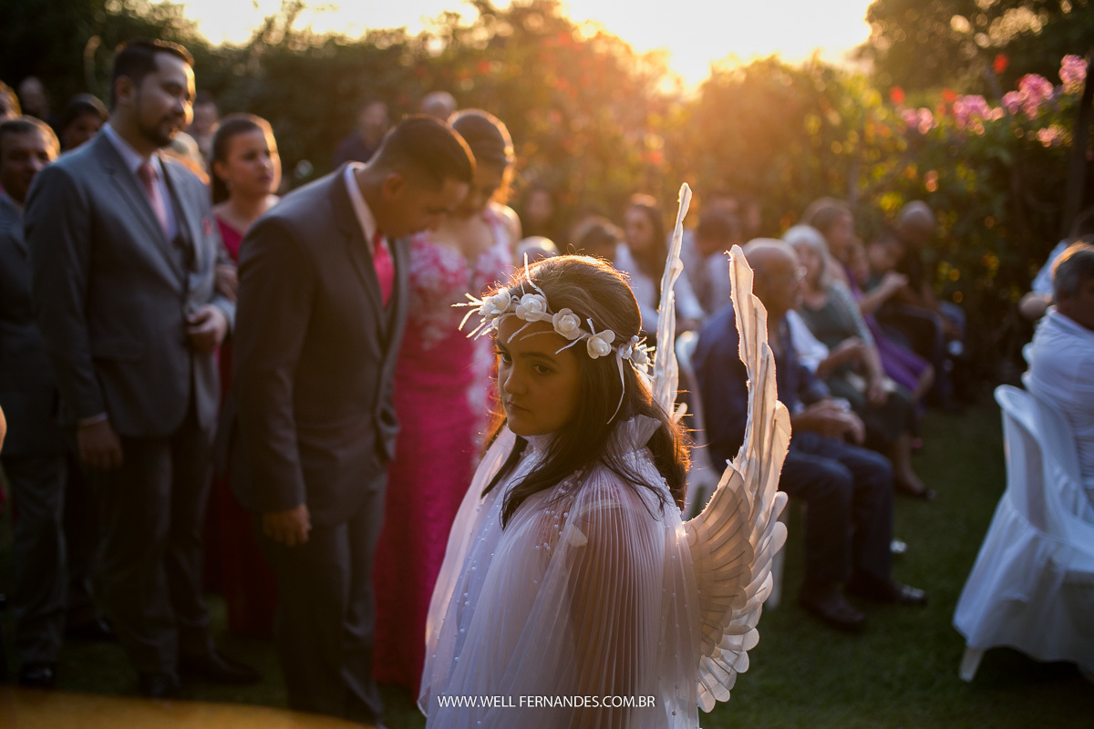 daminha vestida de anjinha para o casamento