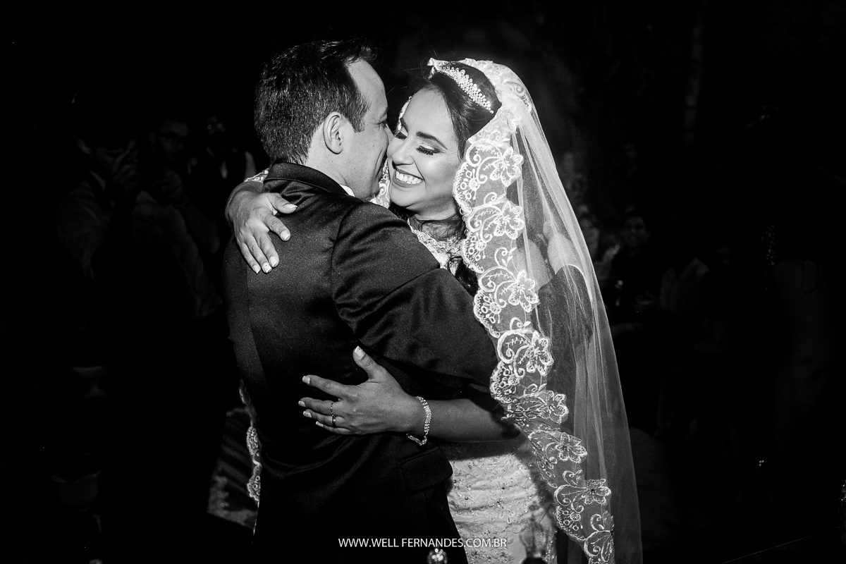 um abraço de amor entre os noivos