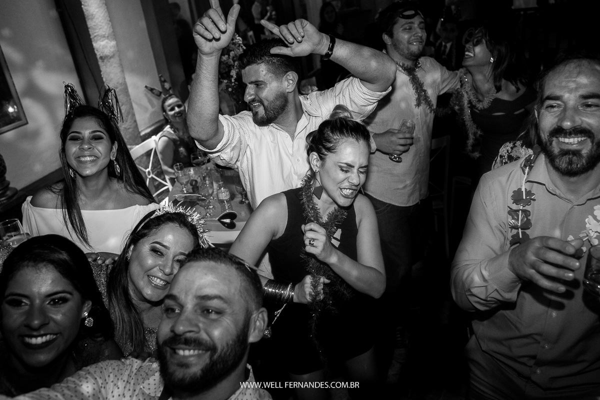 todo mundo em festa no casamento