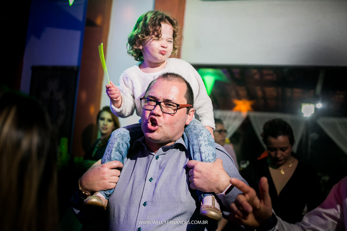 menina fazendo careta na festa do casamento