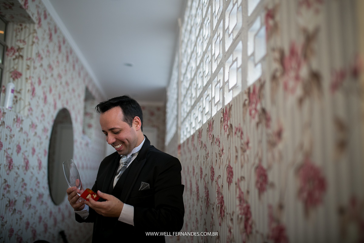 noivo recebendo um presente surpresa da noiva