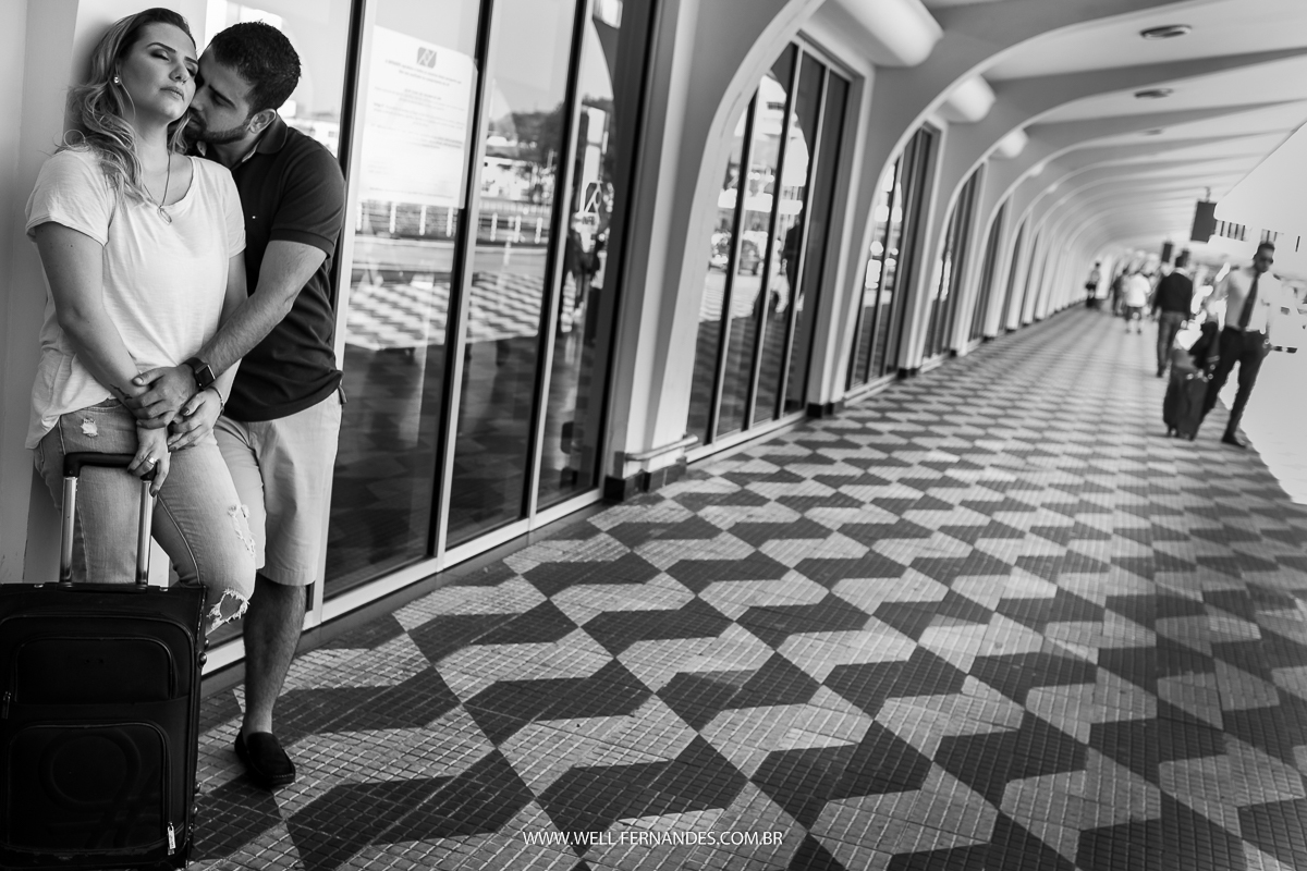 muito romance do casal no hall do aeroporto