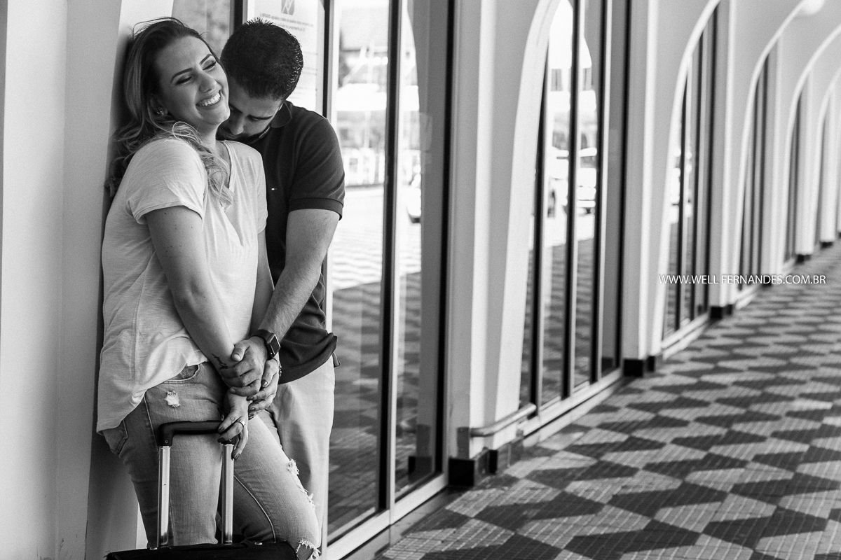 carinho do novo na noiva a espera do aviao no aeroporto