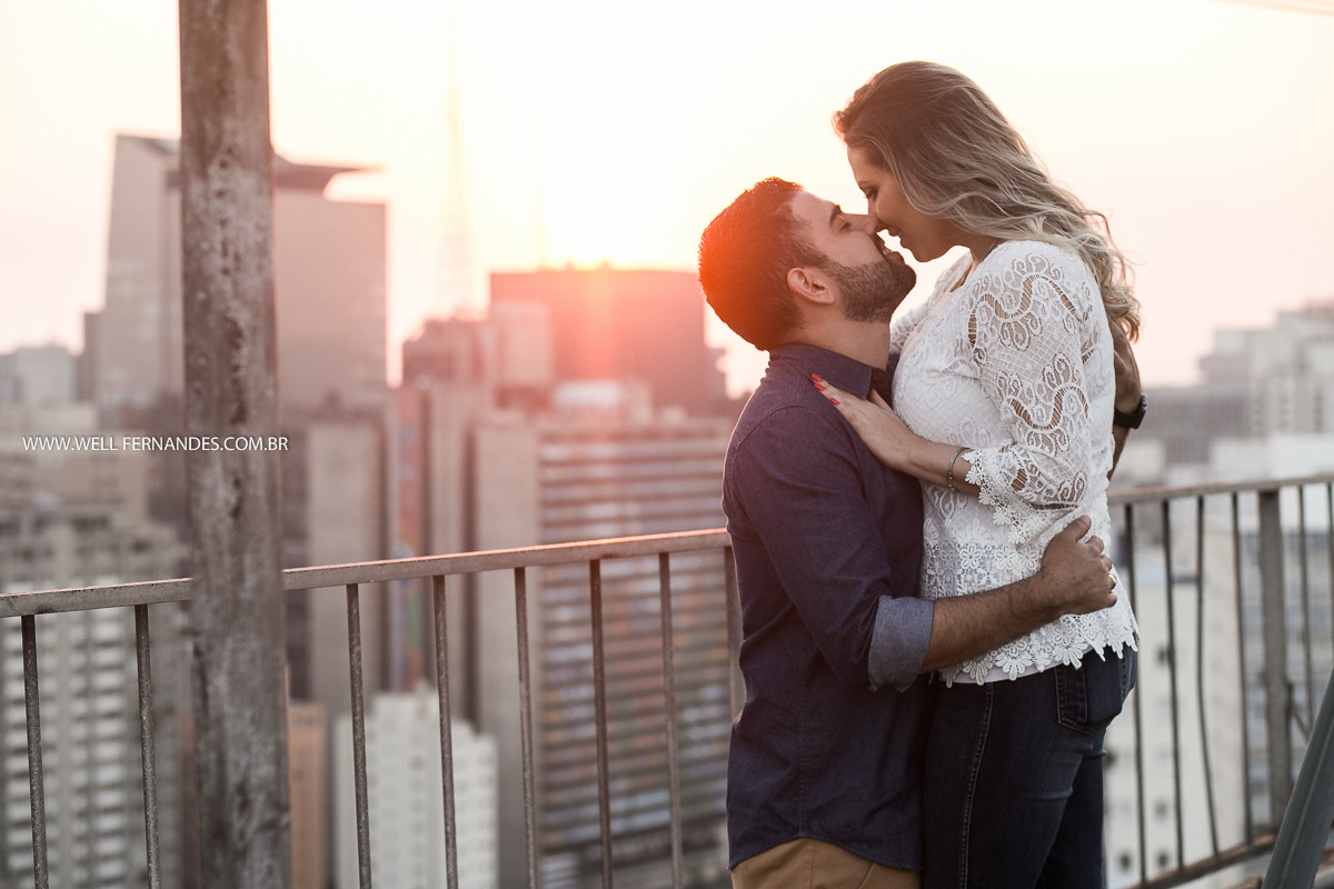 casal apaixonado curtindo o por do sol no terraço do prédio mais alto de sao paulo