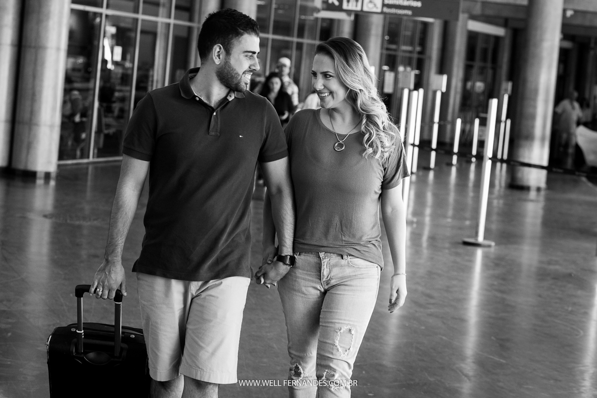 casal caminhando apaixonado no aeroporto