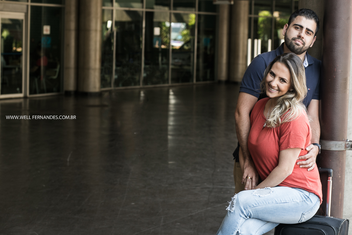 retrato lindo do casal no aeroporto