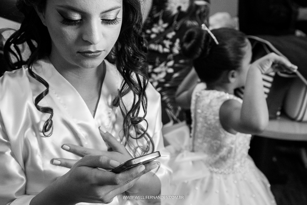 noiva olhando o celular