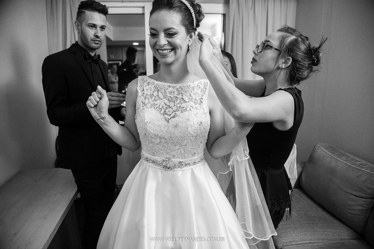 noiva colocando o véu