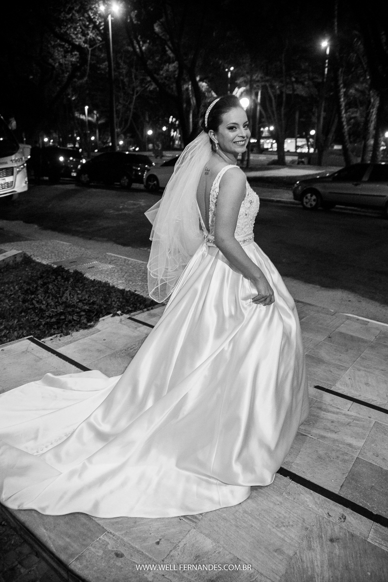 noiva saindo do hotel para o casamento