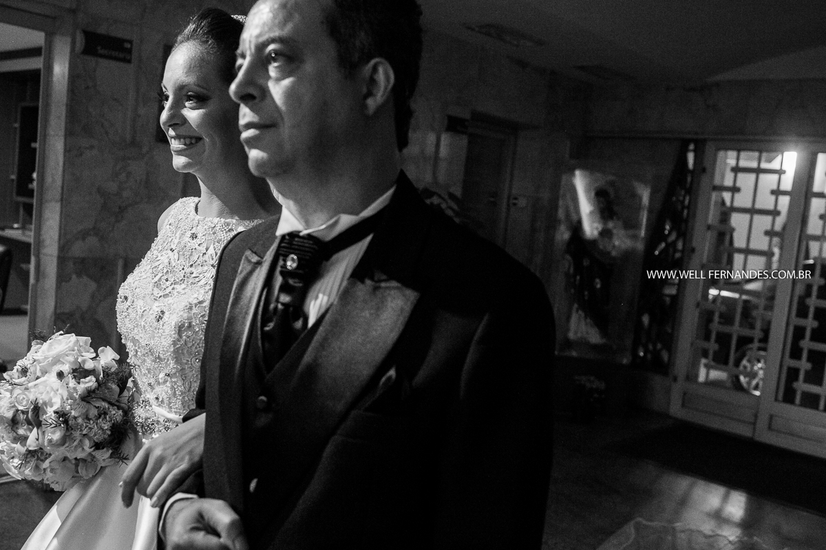 pai e noivo prestes a entrar na igreja