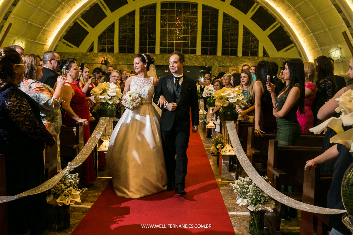 noiva entrando na igreja radiante