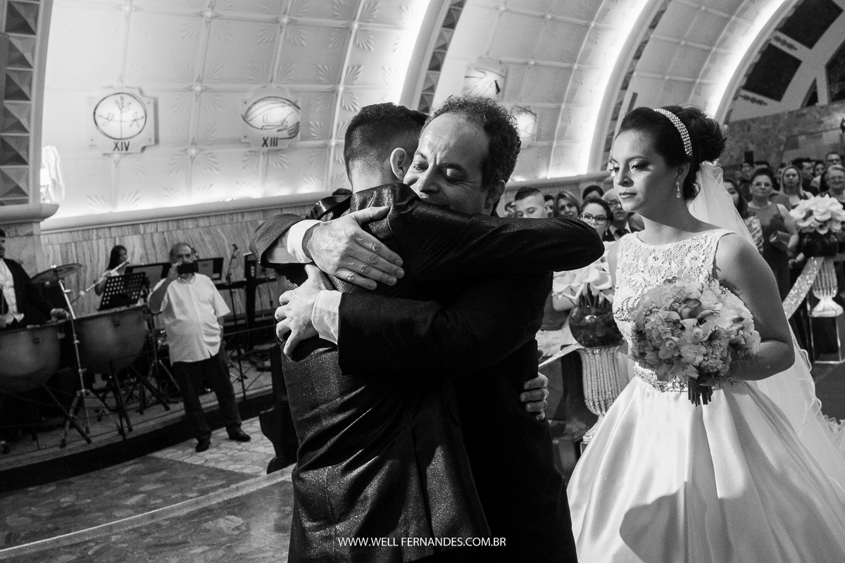 noivo abraçando o pai da noiva 