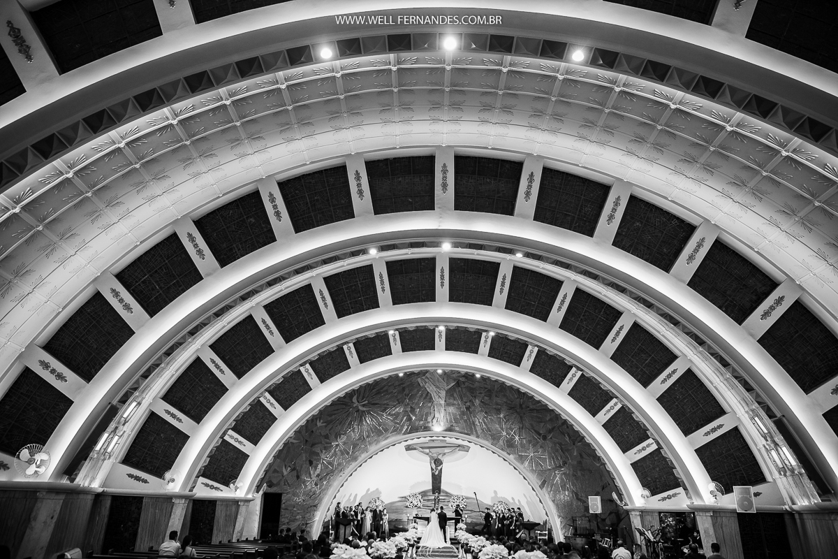 igreja linda com os noivos no centro