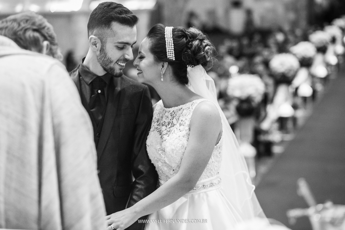 carinho entre noivo e a noiva no altar