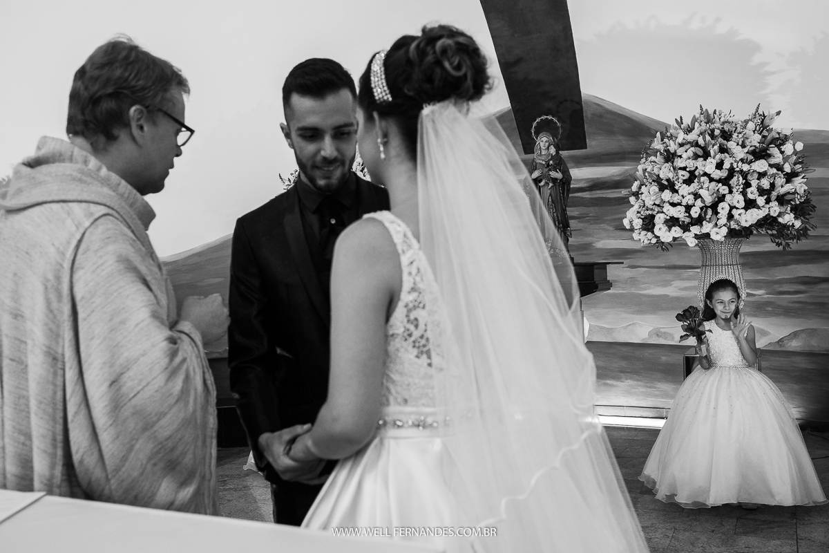 daminha toda feliz no altar