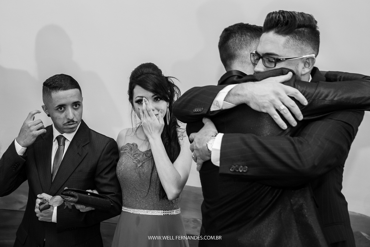 abraço emocionante após o casamento