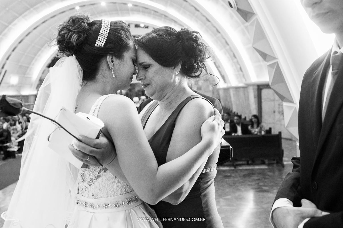 momento emocionante entre mãe e noiva no altar 