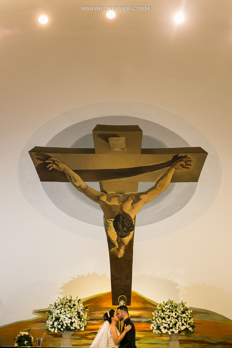 beijo dos noivos no altar