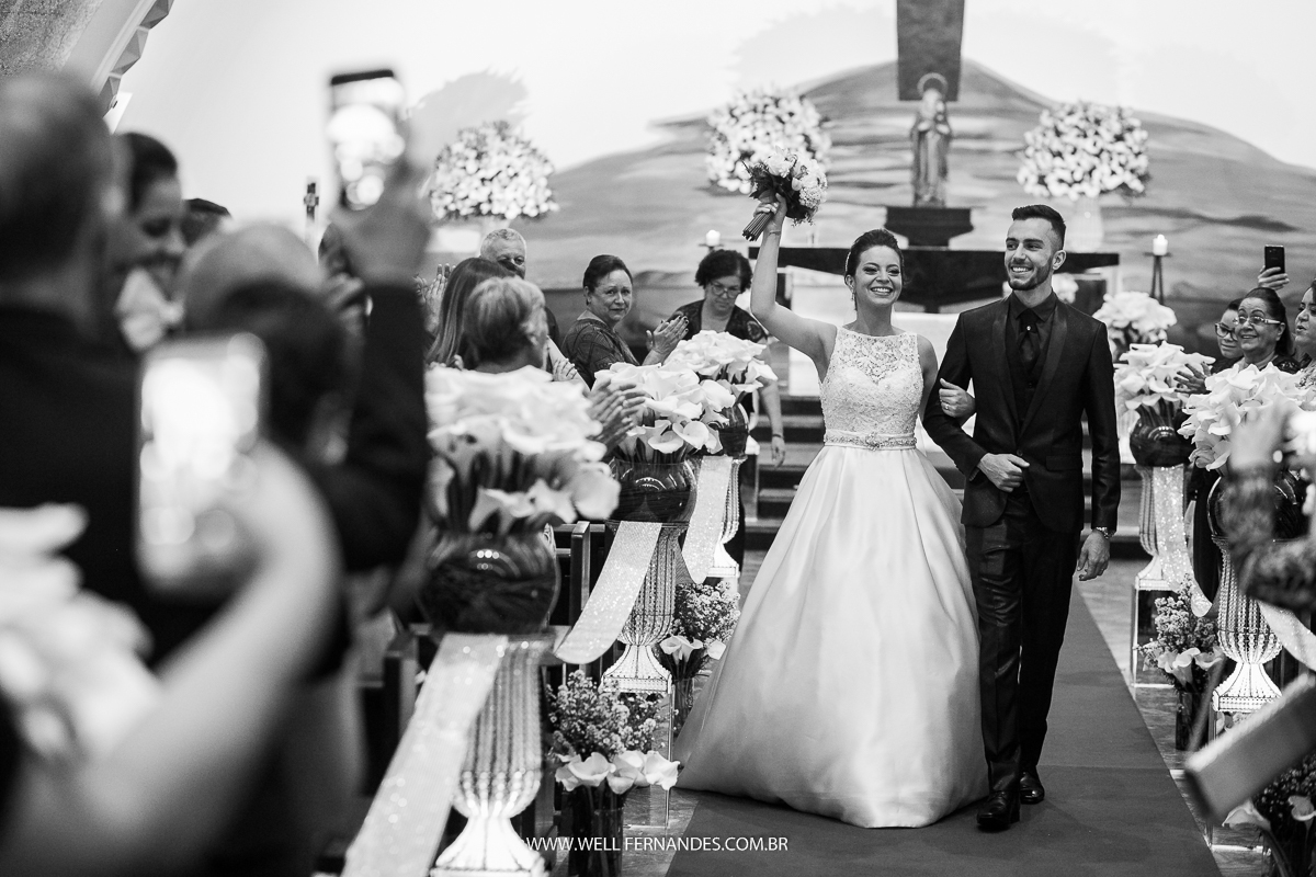 saída dos noivos depois do casamento