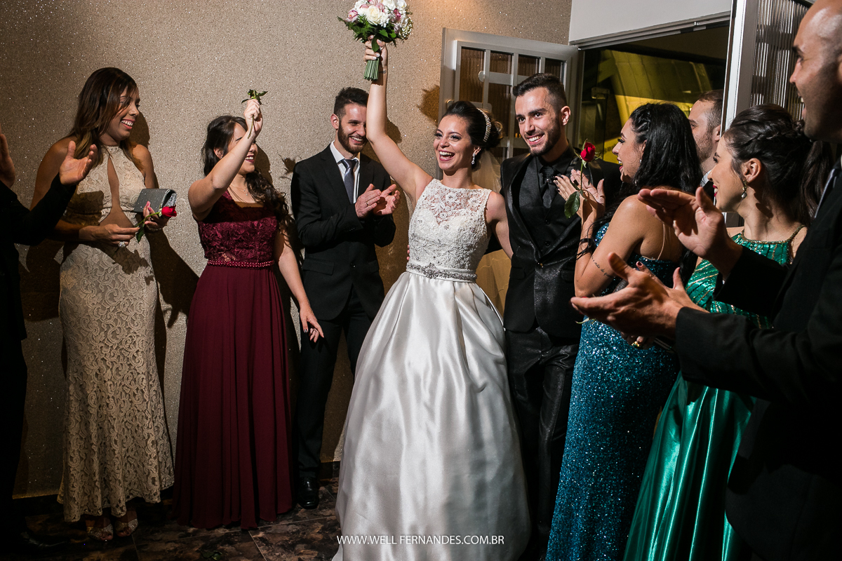 noivos sendo recepcionados pelos padrinhos