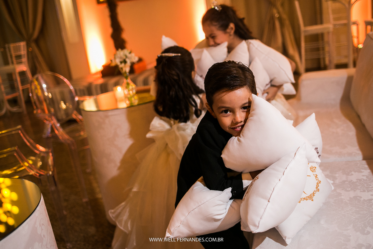 crianças brincando com as almofadas no casamento