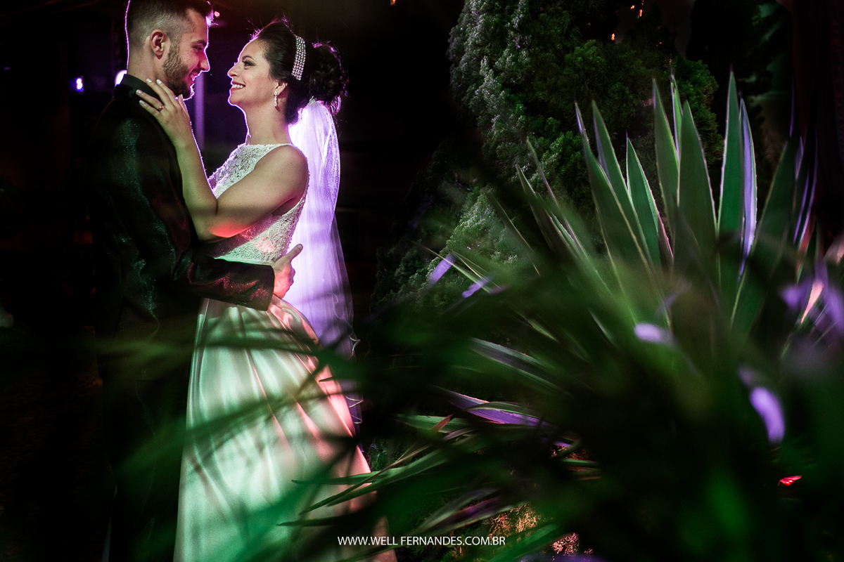 carinho dos noivos no jardim da recepção